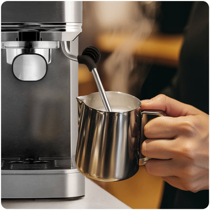 Espressomaskine med 20 bar tryk og mælkeskummer til hjemmebaristaer