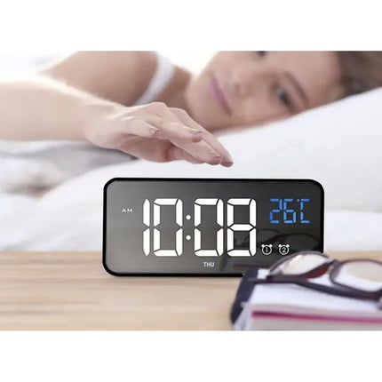 LED vækkeur med snooze og lydaktivering