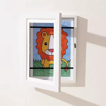 Børneramme til kunstværker med magnetisk lukning og plads til 150 tegninger