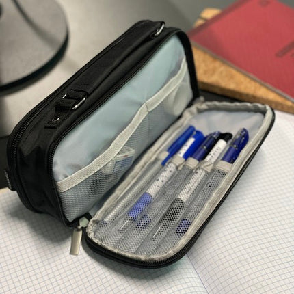 Praktisk Sort Penalhus med Udvidelige Rum – Ideelt til Skole og Hverdag