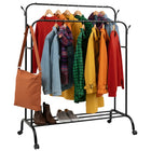 Praktisk tøjstativ på hjul med hylde og kroge