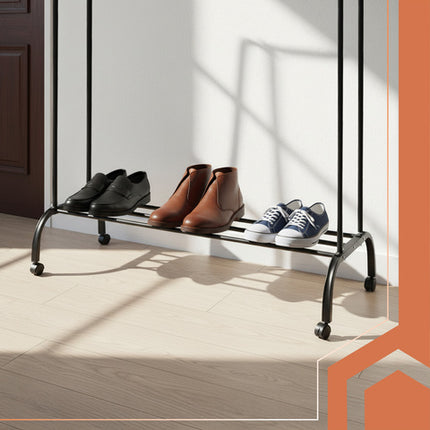 Praktisk tøjstativ på hjul med hylde og kroge