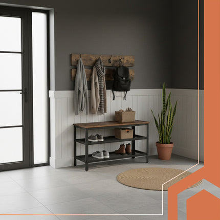 Praktisk skohylde med bøjler og bænk til entréen