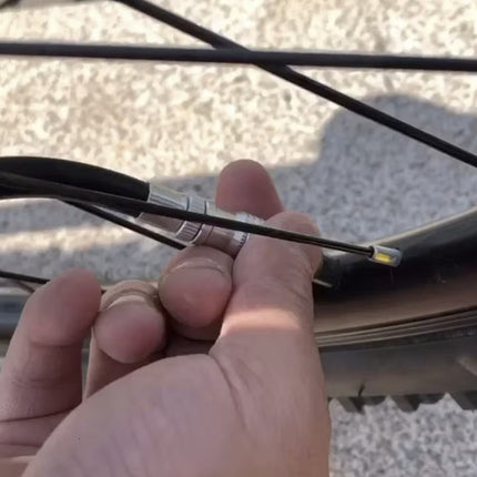 Håndpumpe til cykler med universel ventil og rammeholder