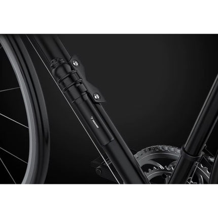 Håndpumpe til cykler med universel ventil og rammeholder