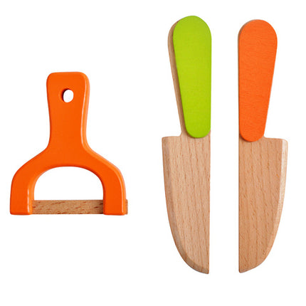 Træskærebræt med farverige grøntsager og tilbehør