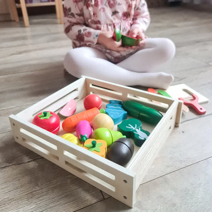 Træskærebræt med farverige grøntsager og tilbehør