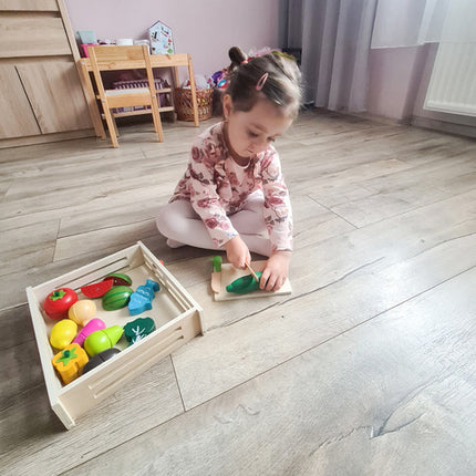 Træskærebræt med farverige grøntsager og tilbehør