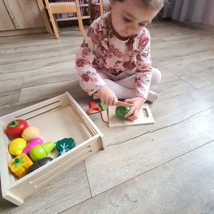 Træskærebræt med farverige grøntsager og tilbehør