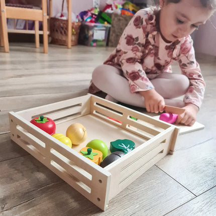 Træskærebræt med farverige grøntsager og tilbehør