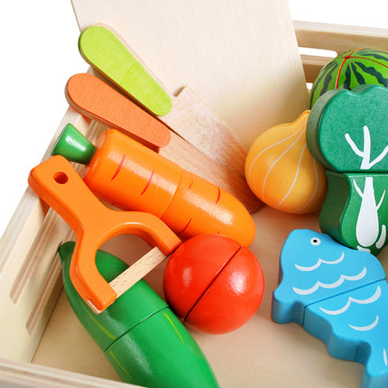 Træskærebræt med farverige grøntsager og tilbehør