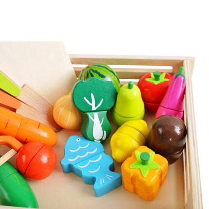 Træskærebræt med farverige grøntsager og tilbehør