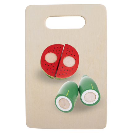 Træskærebræt med farverige grøntsager og tilbehør