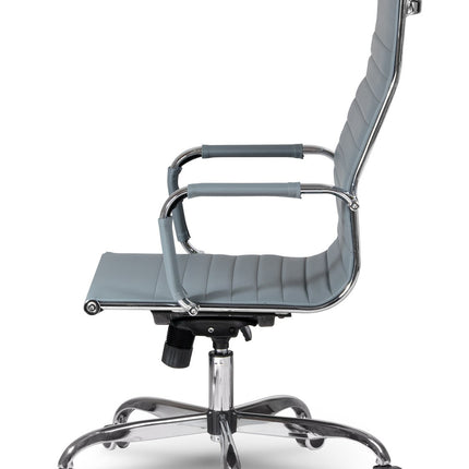 Moderne grå kontorstol med ergonomisk design og vippefunktion til hjemmekontoret