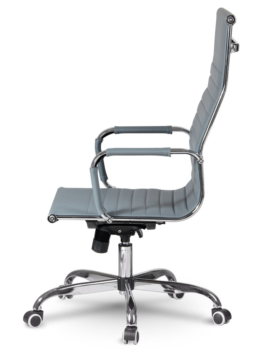 Moderne grå kontorstol med ergonomisk design og vippefunktion til hjemmekontoret