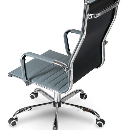 Moderne grå kontorstol med ergonomisk design og vippefunktion til hjemmekontoret