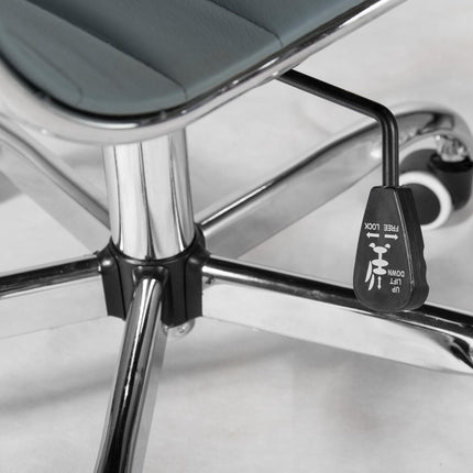 Moderne grå kontorstol med ergonomisk design og vippefunktion til hjemmekontoret