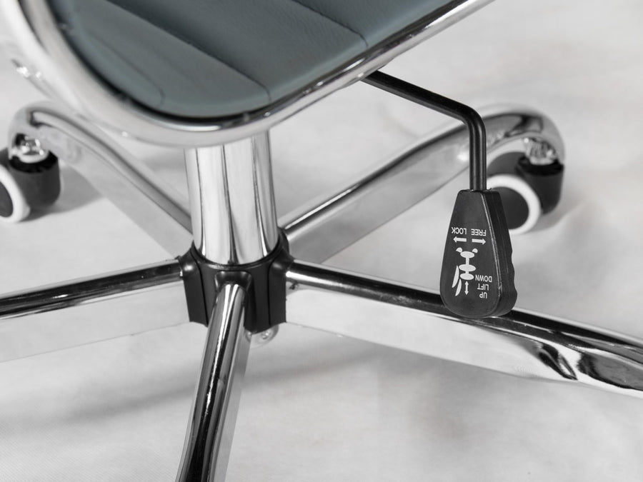 Moderne grå kontorstol med ergonomisk design og vippefunktion til hjemmekontoret