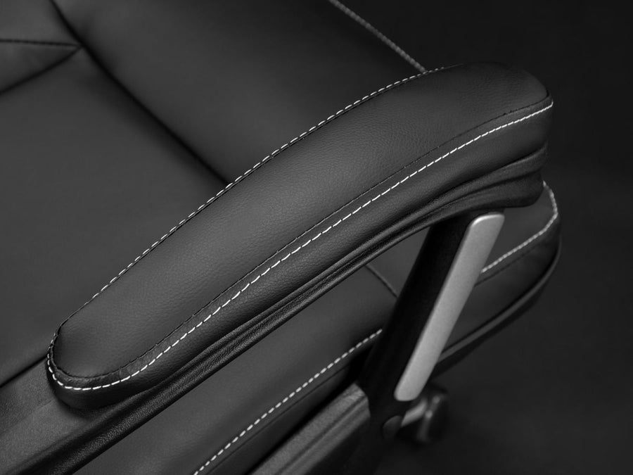 Komfortabel og stilfuld kontorstol i blødt øko-læder med ergonomisk design