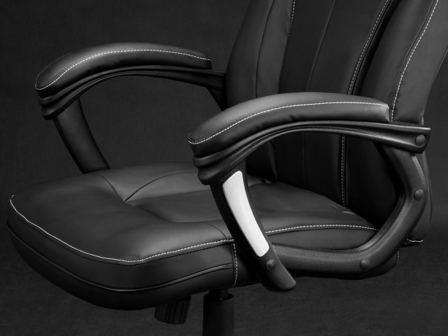 Komfortabel og stilfuld kontorstol i blødt øko-læder med ergonomisk design