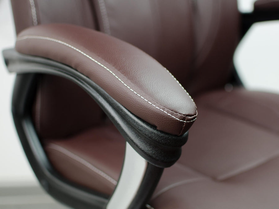 Komfortabel læder kontorstol med høj ryg og ergonomisk design