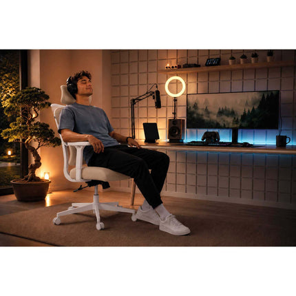 Ergonomisk kontorstol med mesh-ryglæn, justerbar nakkestøtte og 360°-armlæn – beige