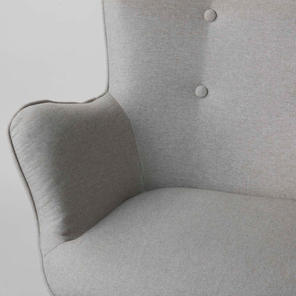 Wingback lænestol med fodstøtte i grå stof - elegant og komfortabel afslapning