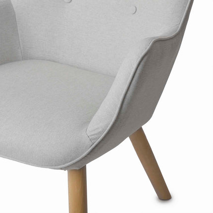 Wingback lænestol med fodstøtte i grå stof - elegant og komfortabel afslapning