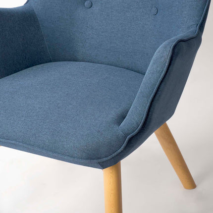 Wingback lænestol med fodstøtte i blå stof - elegant og komfortabel afslapning