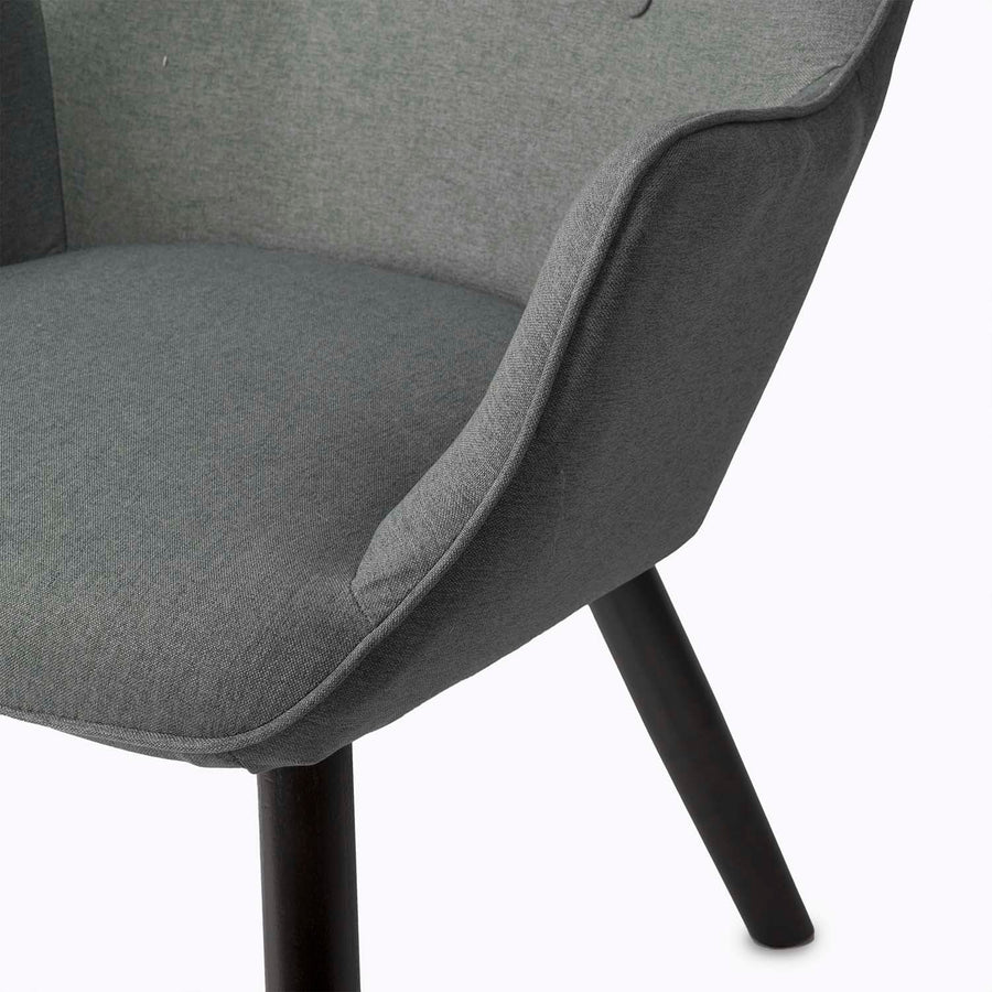 Grå wingback lænestol med fodstøtte - Elegant komfort til stuen