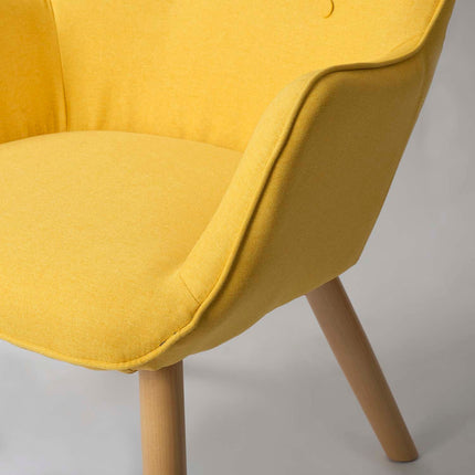 Wingback lænestol med fodstøtte i gul stof - elegant og komfortabel afslapning til stuen eller soveværelset