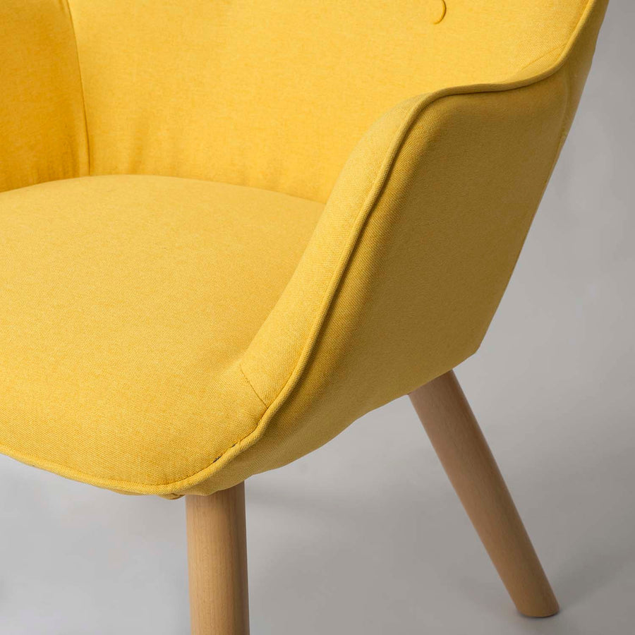 Wingback lænestol med fodstøtte i gul stof - elegant og komfortabel afslapning til stuen eller soveværelset