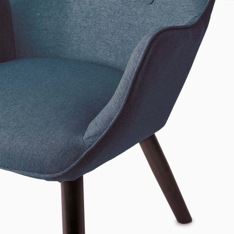 Wingback lænestol med fodstøtte i blå stof - elegant og komfortabel til stuen eller soveværelset