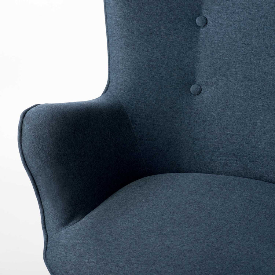 Wingback lænestol med fodstøtte i blå stof - elegant og komfortabel til stuen eller soveværelset