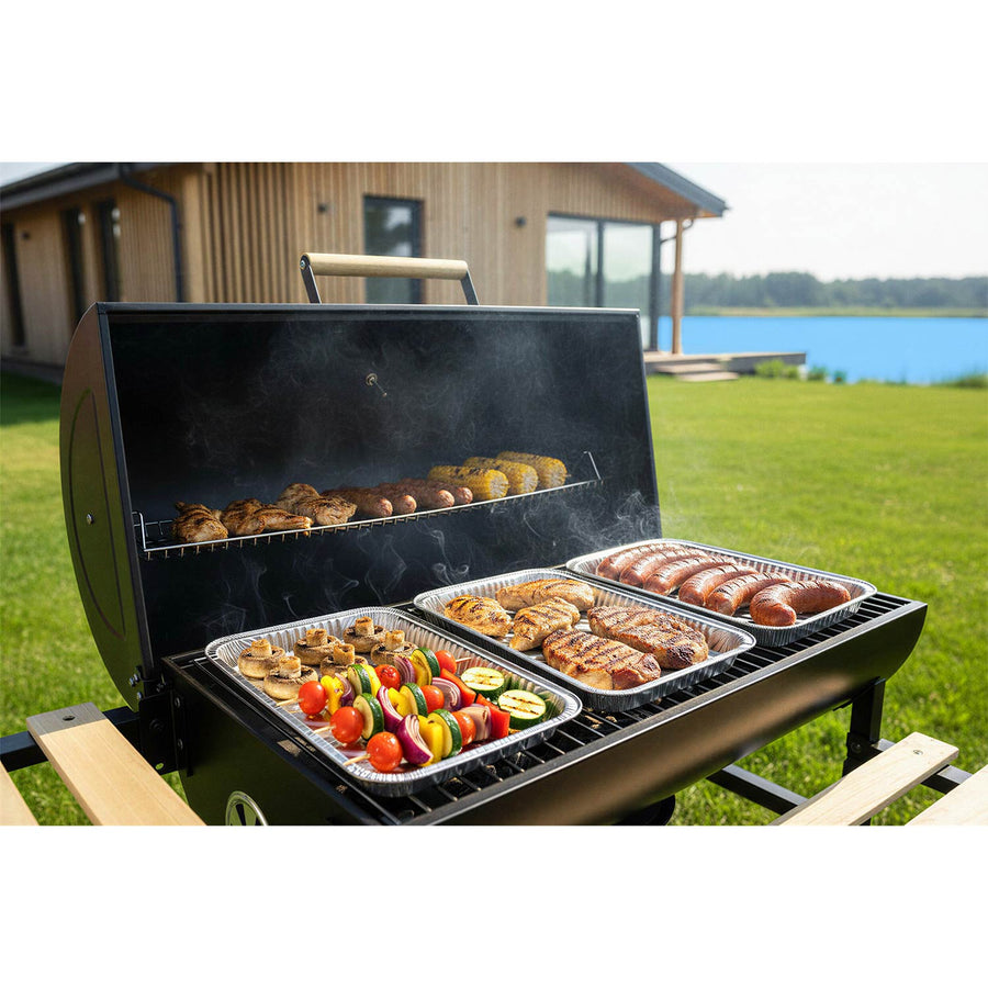 Kulgrill i tøndeform med skorsten, termometer, foldbare sidehylder og askeskuffe – sort