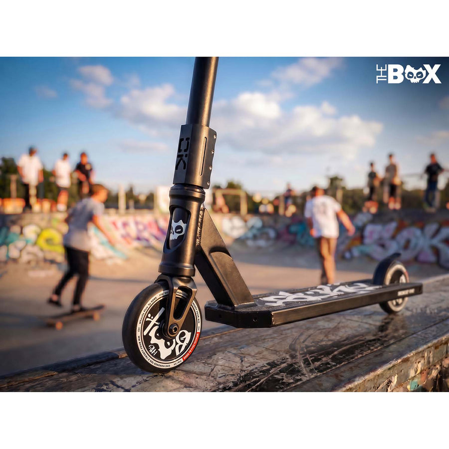 Stunt-løbehjul med 140 mm BOX-deck, SCS-kompression og 110 mm Hollow Core-hjul – sort