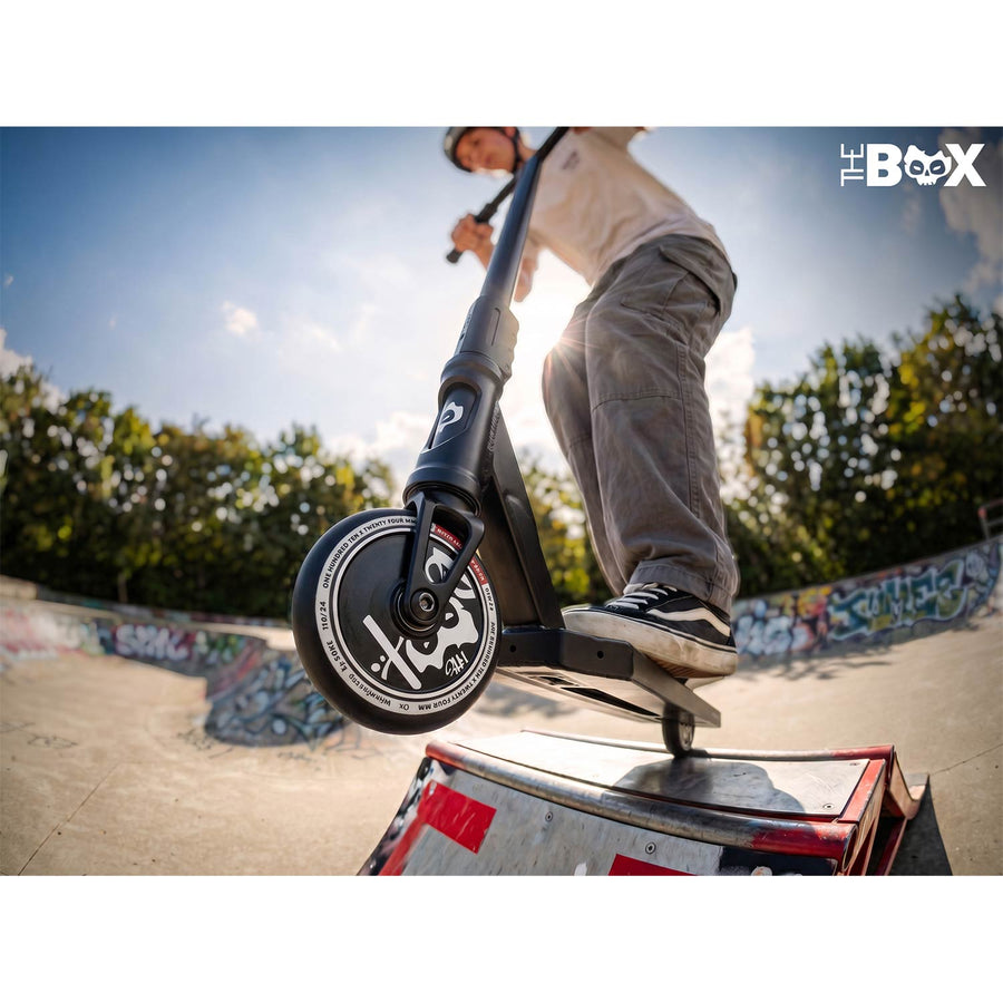 Stunt-løbehjul med 140 mm BOX-deck, SCS-kompression og 110 mm Hollow Core-hjul – sort, inkl. ekstra griptape