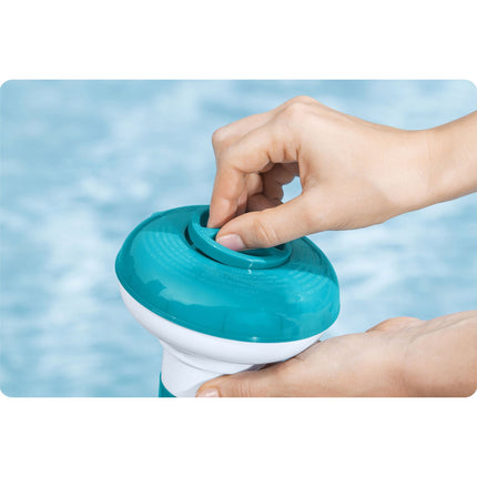 Lille flydende dispenser til poolkemikalier med justerbar dosering - perfekt til vedligeholdelse af din havepool