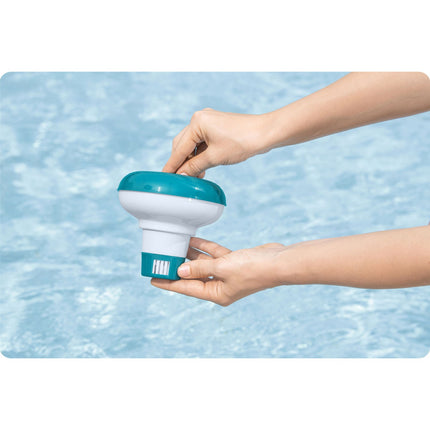 Lille flydende dispenser til poolkemikalier med justerbar dosering - perfekt til vedligeholdelse af din havepool