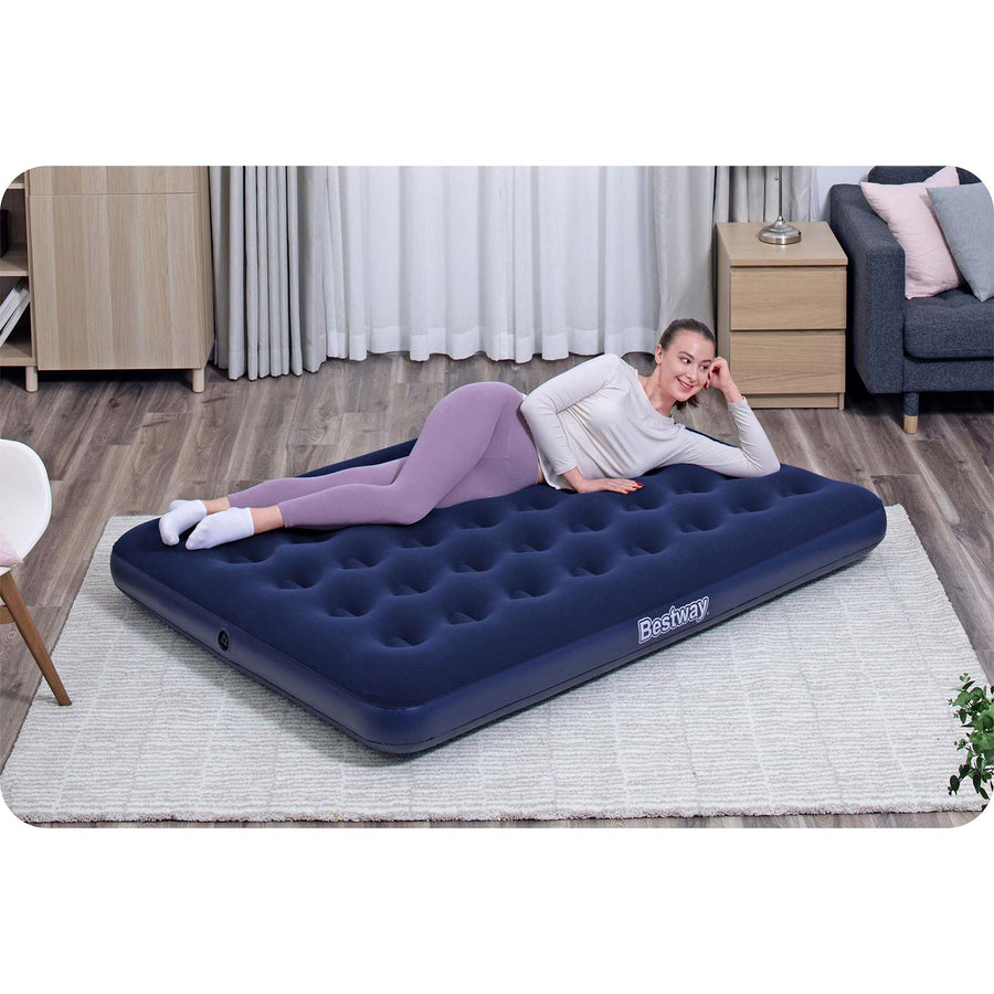 Dobbelt luftmadras 191 x 137 x 22 cm med elektrisk pumpe og velouroverflade – Bestway