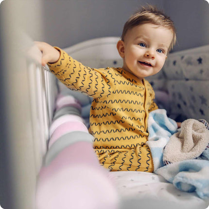Vuggeseng i antiallergisk materiale - 3m, rosa-grå, sikker og stilfuld til babyer