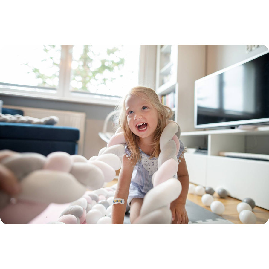 Vuggeseng i antiallergisk materiale - 3m, rosa-grå, sikker og stilfuld til babyer