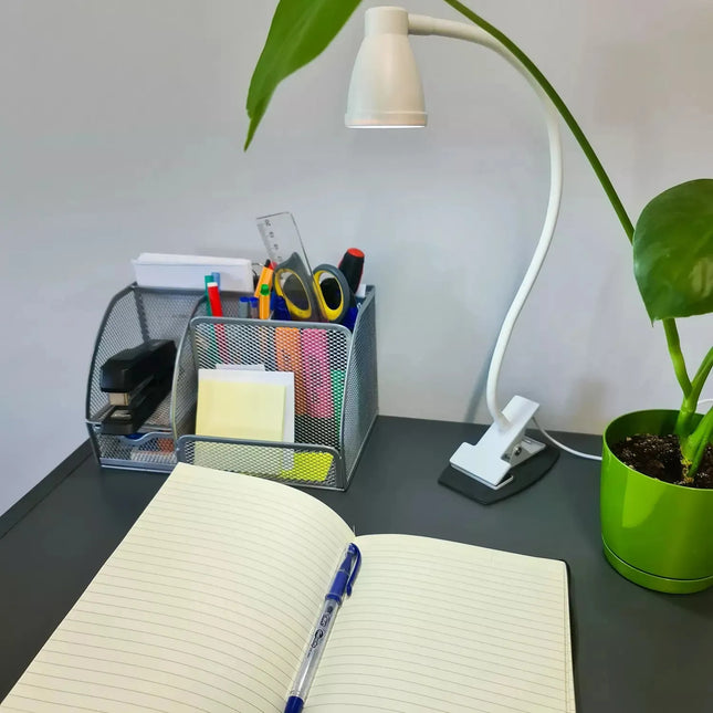 Praktisk Bordlampe med Metal Klemme og Justerbar Lysstyrke