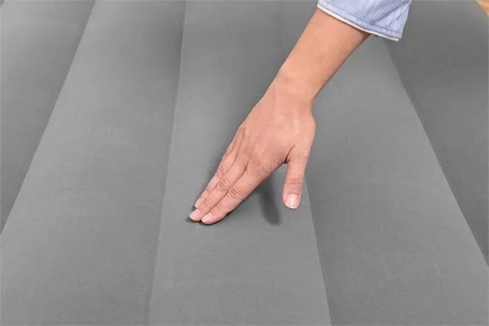 Oppustelig dobbeltmadras med indbygget elektrisk pumpe - 203x152x46 cm